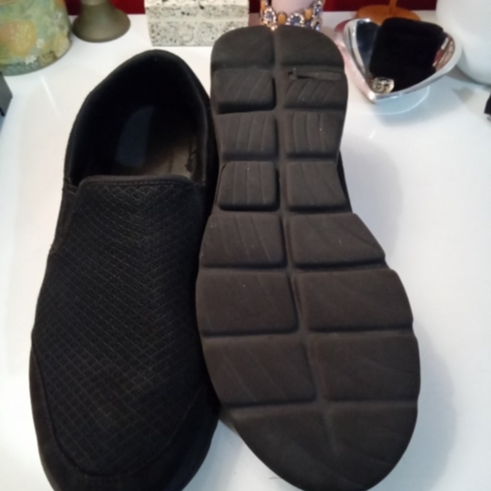 Skechers Black Slip-On Loafers with Breathable Design - Picture 6 of 9